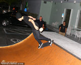 组图：比伯大秀高超滑板技巧耍帅粉丝围观