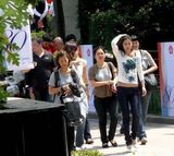 幻灯图集：乐基儿到上海拍摄广告 生活舒心长肚腩