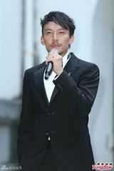 组图：张震大婚献吻娇妻 亲手为新娘提裙摆