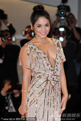 组图：《春假》首映 比伯女友与女伴比拼豪乳