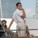 组图：莱昂纳多拍戏泳装美女作陪 双手举大龙虾