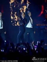 组图：艾莉西亚-凯斯黑衣自弹自唱致敬惠特尼