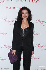 组图：钟楚红低胸马甲亮相劝后辈交友慎重