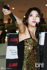 组图：韩女星安英美音乐剧试演挤胸露乳博眼球