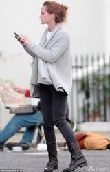 组图:艾玛-沃特森与帅导演密会 亲密贴面显暧昧