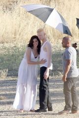 组图：打雷姐红艳泳装身材走样 与型男高空紧拥