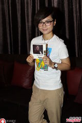 组图：周笔畅穿白T干练签售 受访腼腆露娇笑