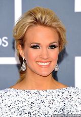 高清组图：凯莉-安德伍德性感亮相格莱美红毯