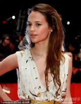 组图：女星艾丽西卡-维坎德田园花裙秀清纯