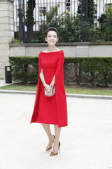 组图：章子怡红色高订斗篷装现身巴黎