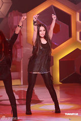 幻灯：阿娇变小魔女舞姿养眼 劲甩长发表演卖力