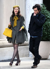 高清组图：莉顿-梅斯特街拍 斗篷大衣搭配花裙