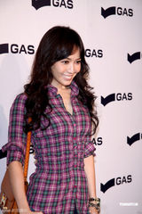 组图：侯佩岑休闲装亮相派对 香月明美低胸性感