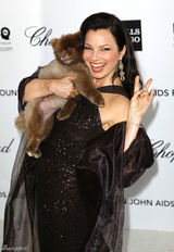 组图：众星亮相慈善基金奥斯卡派对 章子怡蓝色礼服