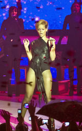 幻灯：蕾哈娜伦敦献唱 劲歌热舞掀翻布里斯顿学院