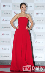 组图：严志媛红色抹胸裙亮相 妩媚风情秀美乳