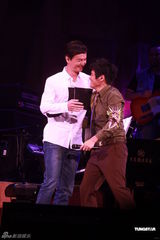 组图：曹格个唱力证与侧田兄弟情 刘德华低调助阵