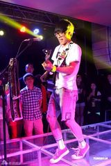 组图：卢广仲北京献唱新歌 现场与歌迷High翻天