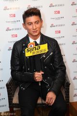组图：新浪娱乐明星街拍盛典对话吴奇隆