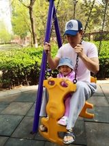 组图：李小璐与女儿甜蜜出镜 贾乃亮幼儿照曝光