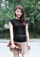 组图：贾青街拍蕾丝透视上衣搭百褶裙