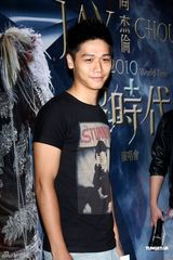 幻灯图：陈奕迅出席周杰伦小巨蛋个唱搞怪互动