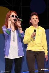 组图：萧亚轩昆凌等港台百位明星同台为公益开唱