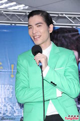 组图：萧敬腾亮相任招募大使 绿色小西装抢镜