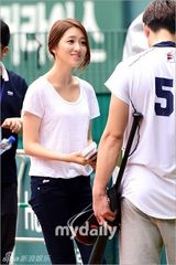 组图：韩星赵柔英担任棒球比赛开球嘉宾