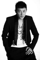 组图：罗晋新拍黑白写真 简约干练显型男魅力