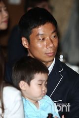 组图：韩国脚金在成迎娶美女主播韩志英