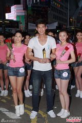 组图：亚洲先生闹市被起哄亲亚姐 趁机把台妹