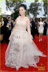 组图：水果姐收胸甜笑 超薄音符白裙透视可见