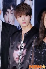 组图：金在中休闲装出席首映 明眸温柔放电