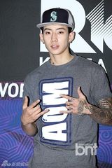 组图：朴宰范任B-boy大使 臂部纹身抢眼