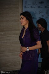 组图：孟广美澄清发布会鞠躬落泪