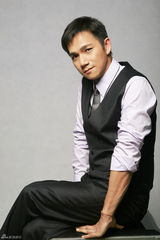 组图：骆达华最新绅士写真  彰显优雅神秘“坏男人”