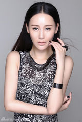 组图：杜十五淡妆贺岁写真知性妩媚