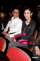 幻灯：郑秀文许志安相拥献唱 梁洛施李嘉欣捧场