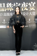 组图：黄奕斑马纹抹胸裙亮相晚宴 笑对不和风波