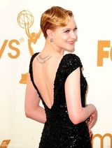 组图：艾美奖红毯 伊万-蕾切尔-伍德黑色长裙