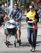 高清组图：杰西卡-阿尔芭一家四口外出其乐融融