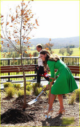 组图：凯特王妃着清新绿裙与小朋友种树兴致足