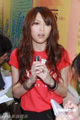 组图：周柏豪感慨生命易逝 祝福何超云觅真爱