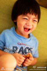 组图：微镜头下的小小志 呆萌可爱完胜童颜老爸