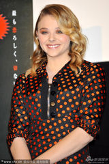 组图：《魔女嘉莉》记者会 科洛波点裙复古迷人