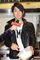 组图：吴建豪首次做巧克力 对曾之乔印象很新鲜