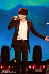 组图：玖月奇迹做客艺术人生 朱军做月老撮合