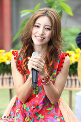 组图：梁心颐发新专辑草地开唱变身精灵