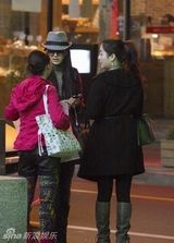 组图：黄奕上海现身心情愉悦 扮潮与同性密友逛街 